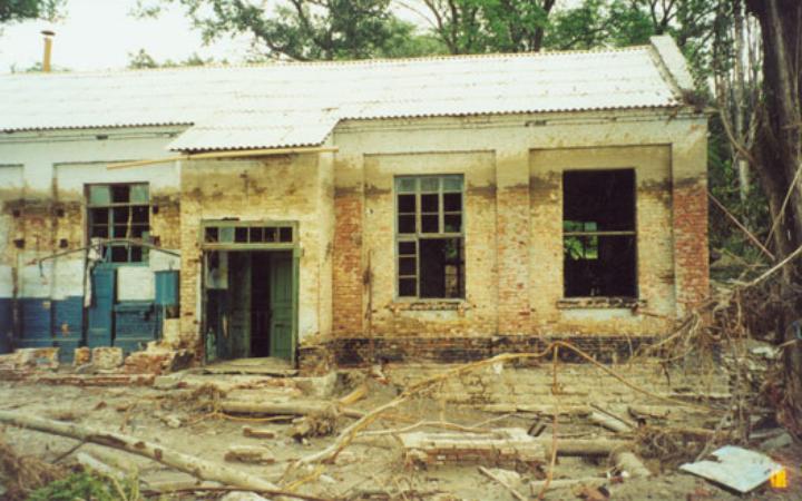 Последствия паводка на р. Кубань: на стене строения видна линия уровня подъема воды (июнь 2002 г.)