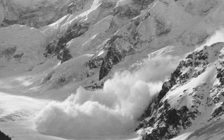 Сход снежной лавины с Безенгийской стены (Центральный Кавказ, 1980 г.)