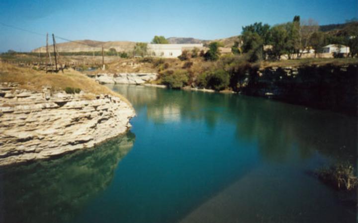Река Кубань в верхней части Усть-Джегутинского водохранилища (сентябрь 2001 г.)