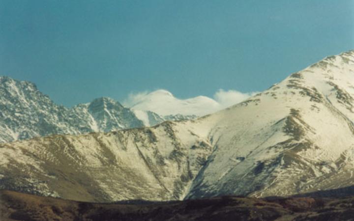 Высокогорная зона Большого Кавказа. На заднем плане г. Казбек (апрель 2003 г.)