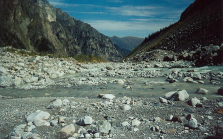 Русло горной реки в районе Главного хребта Большого Кавказа (сентябрь 2000 г.)