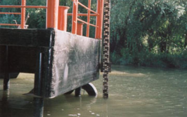 Водомерный пост в дельте р. Волга (апрель, 1998 г.)